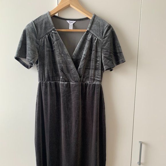 NWOT! Short Sleeve Wrap maternity dress - Picture 2 of 6